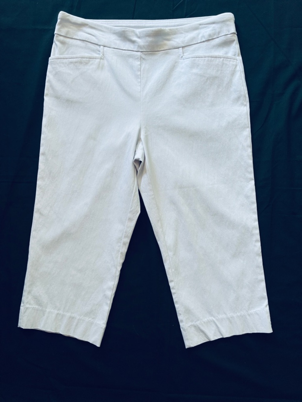 Time and Tru small(4-6) white stretch capris front pockets